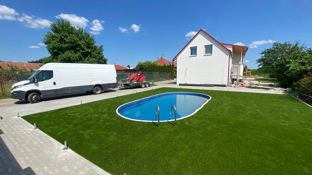 Umělá tráva kolem bazénu